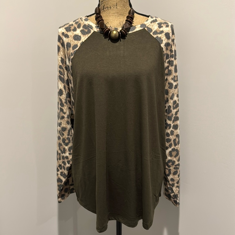 NWT Zenana Plus Leopard Raglan Long Sleeve Top